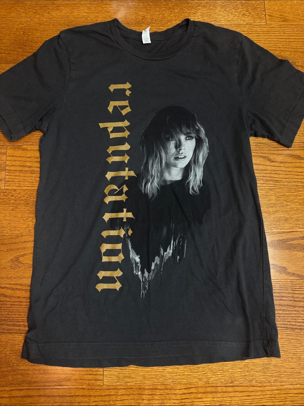 Taylor Swift Reputation Tour tshirt sz Medium/ Small - Picture 1 of 4